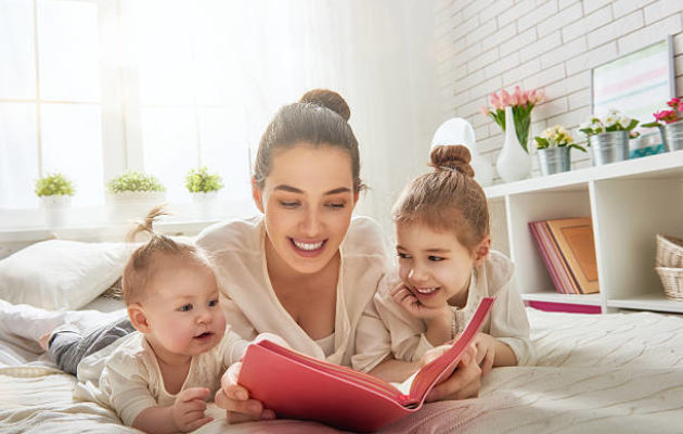 mom-reading-with-girls