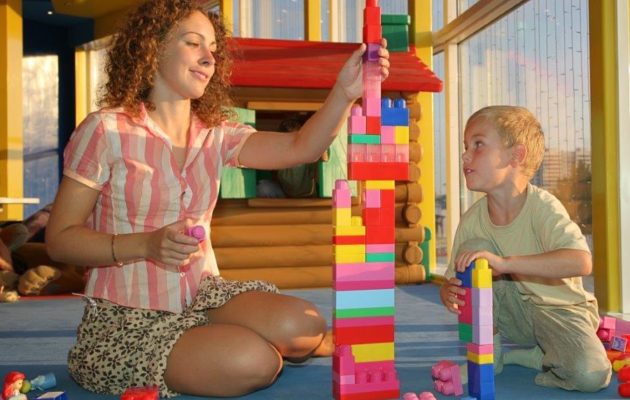 preschooler-building-blocks-with-adult-lady